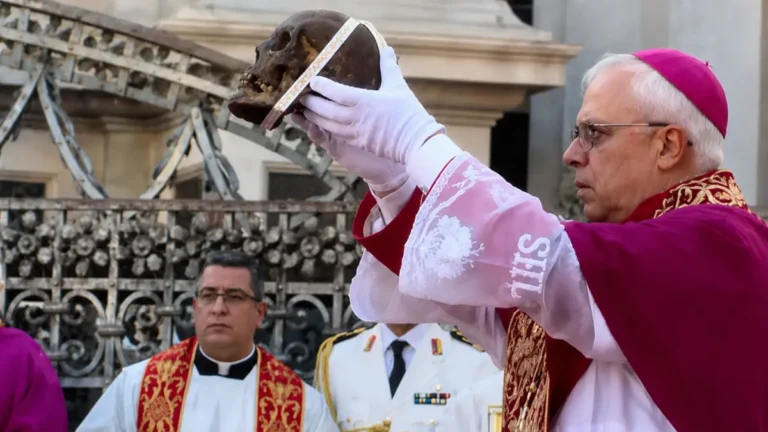 VIDEO : Le cardinal Pietro embrasse un crâne de sainte Agathe, scandale sur les réseaux sociaux africains