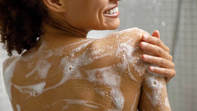 Selon des dermatologues, se doucher tous les jours peut nuire à la peau